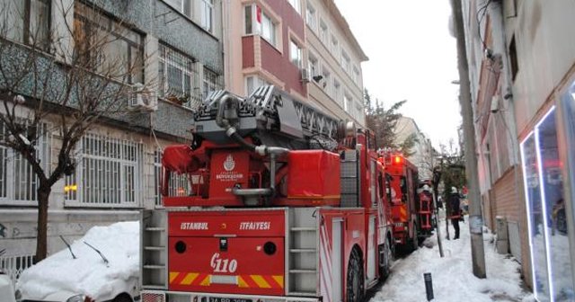 İstanbul Fatih Molla Gürani Mahallesi’nde bir binanın çatısı çöktü