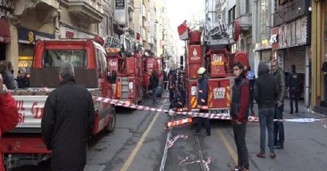 İstiklal Caddesi&#039;nde panik! Baygınlık geçirdiler