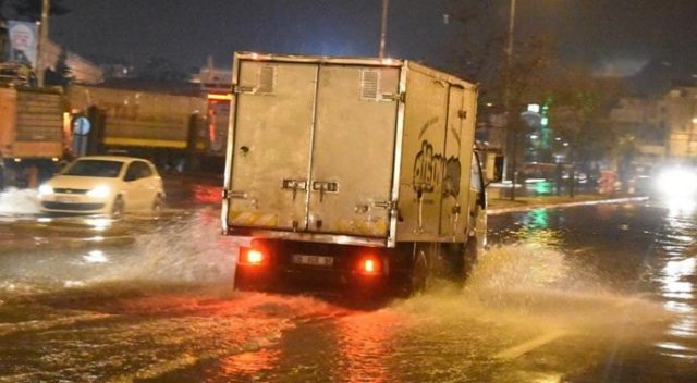 İzmir&#039;de sağanak hayatı felç etti