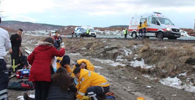 Lise öğrencilerini taşıyan servis şarampole uçtu: 1 ölü 14 yaralı