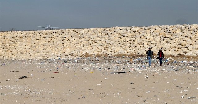 Lübnan&#039;da çöpler hava trafiğini tehdit ediyor