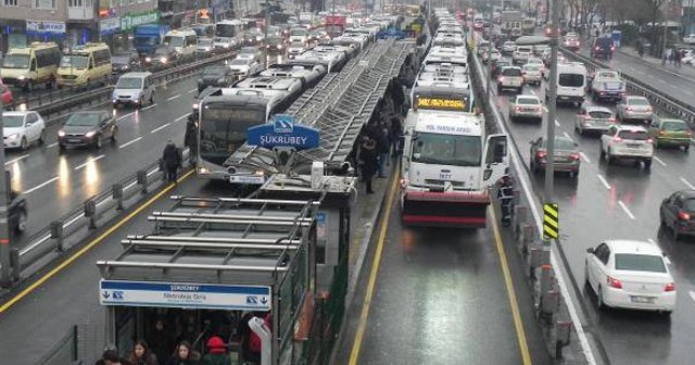 Metrobüs trafiğini kilitleyen arıza