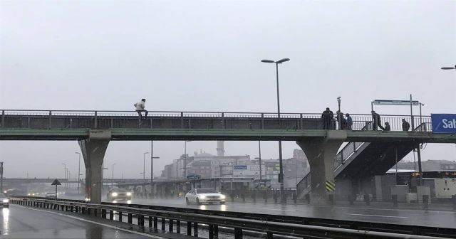 Metrobüs üst geçidinde intihara kalkışan genci polis böyle kurtardı