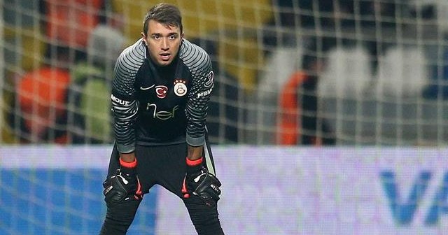 Muslera özel eldivenle sahaya çıktı