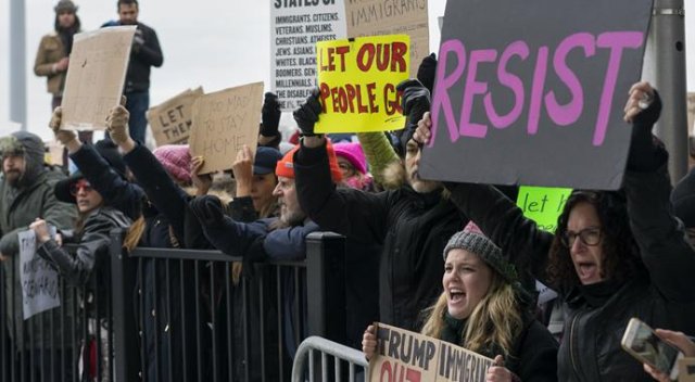 New York&#039;taki havalimanında gözaltı protestosu