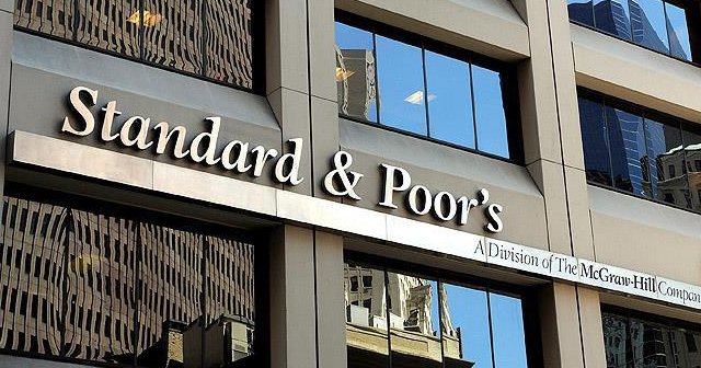 S&amp;P, 4 Türk bankasının görünümünü düşürdü