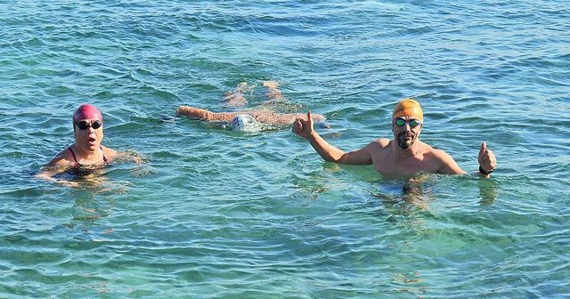 Soğuk havada 3 kilometre yüzdüler