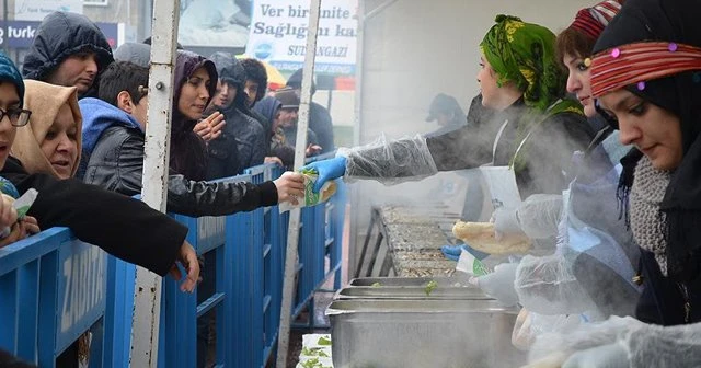 Sultangazi&#039;de vatandaşlara 5 ton hamsi dağıtıldı