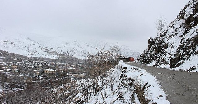 Afganistan&#039;da çığ bir köyü yuttu