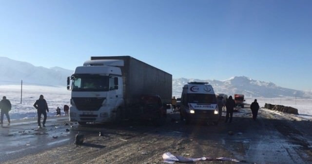 Ağrı&#039;da feci kaza, 2 ölü 1 yaralı