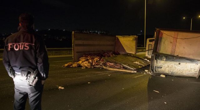 Ankara&#039;da et yüklü TIR devrildi