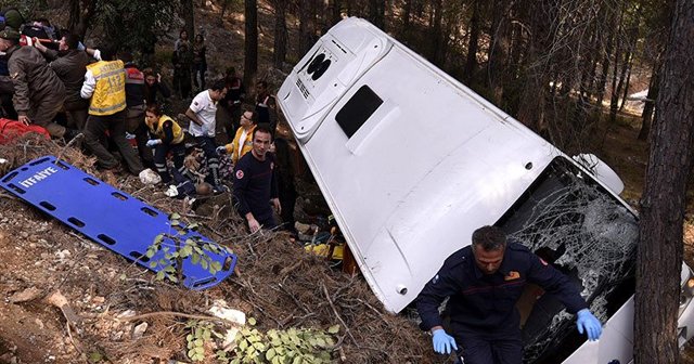 Antalya&#039;da midibüs uçuruma devrildi: Ölü ve yaralılar var