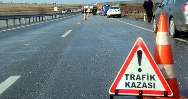 Antalya&#039;da otomobil ağaca çarptı, 2 ölü