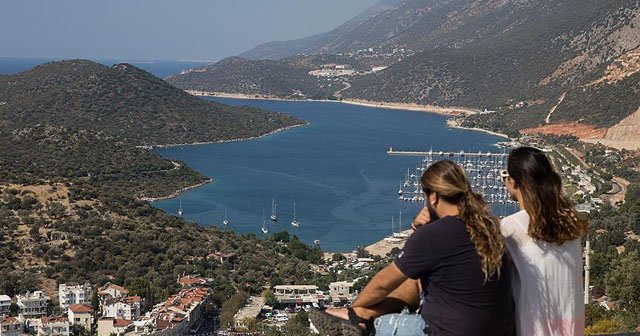 Antalya&#039;ya bu yıl 8 milyon yabancı turist bekleniyor