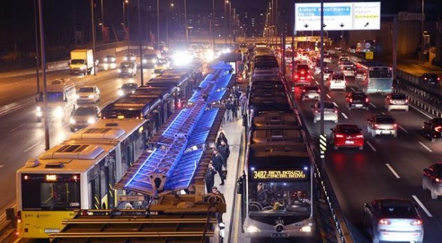 Arızalanan metrobüs seferleri aksattı