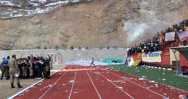 Bakan&#039;ın da izlediği maçta olay çıktı: 19 kişi yaralandı