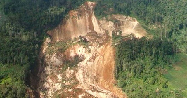 Bali&#039;de toprak kayması! Ölüler var