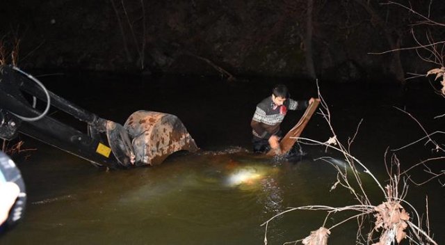 Balıkesir&#039;de otomobil dereye uçtu: 2 ölü