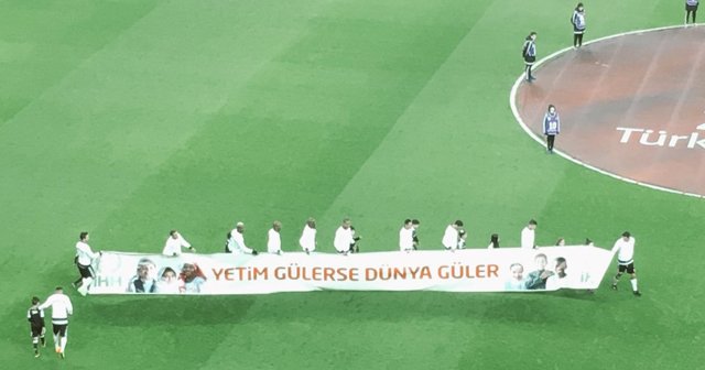 Beşiktaşlı ve Fenerbahçeli futbolcular yetim çocuklarla sahaya çıktı