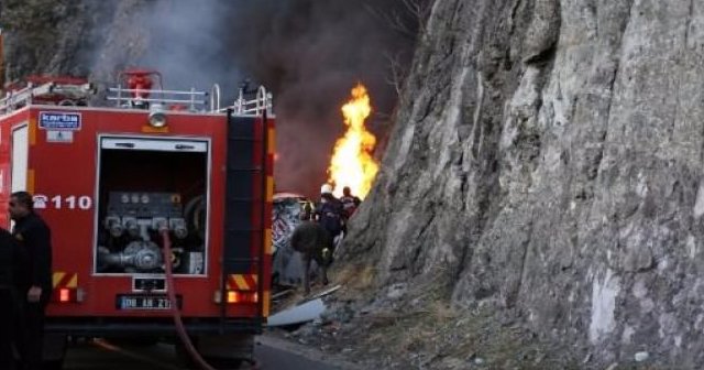 Borçka'da devrilen tanker alev alev yandı