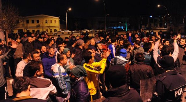 Bursalı taraftarlar yol kesip futbolculara saldırdı