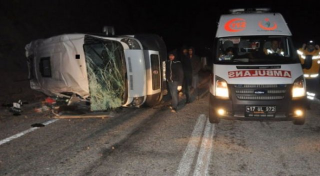 Çanakkale&#039;de minibüs devrildi, 7 yaralı