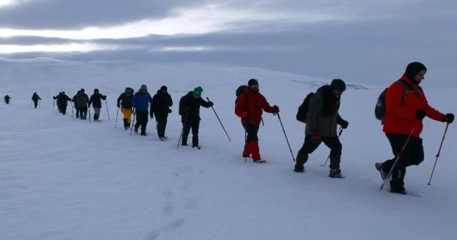 Donan gölde 8 kilometre yürüyüp kamp kurdular
