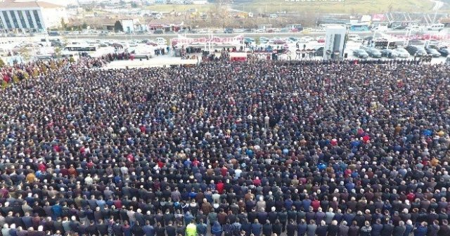 El bab şehidini 10 binler uğurladı