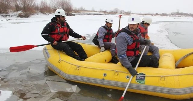 Elektrik arızalarına rafting botuyla müdahale