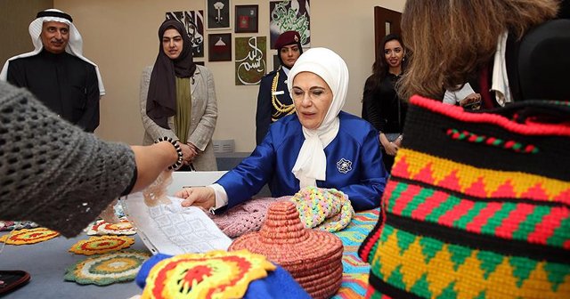 Emine Erdoğan, Bahreyn&#039;de meslek edindirme merkezini ziyaret etti