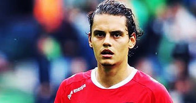 Enes Ünal&#039;a bir haller oldu