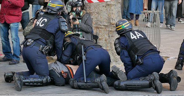 Fransa&#039;da polis şiddetine yönelik protestolar devam ediyor