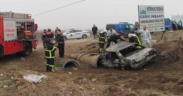 Gaziantep&#039;te devrilen otomobil yandı: 3 kişi hayatını kaybetti