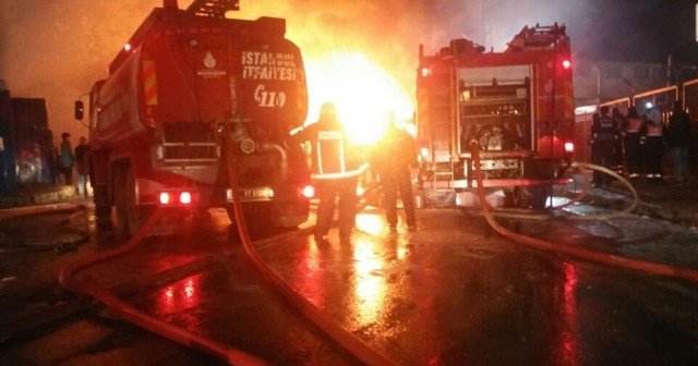 İstanbul Sultangazi’de geri dönüşüm tesislerinde yangın