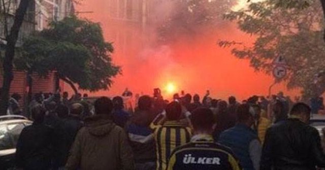 Kadıköy&#039;de taraftarlar yangın çıkardı