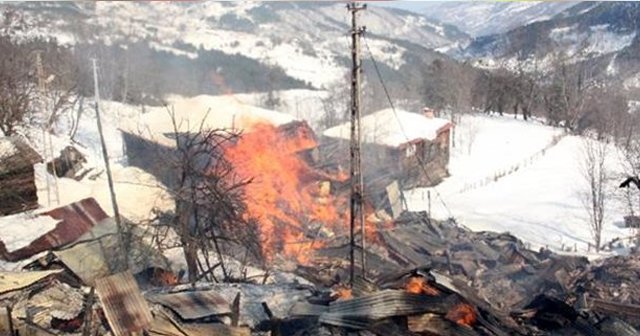 Kastamonu Bozkurt&#039;ta facia, yangın 7 evi kül etti