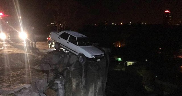 Kayseri&#039;de uçurumda asılı kalan araç kurtarıldı