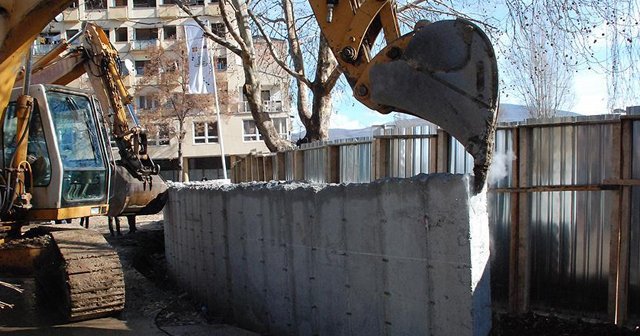 Kosova ve Sırbistan &#039;Mitrovica&#039;yı ayıran duvar&#039;ın yıkılmasından memnun
