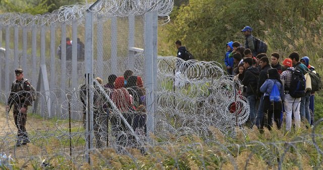 Macaristan sığınmacılara karşı yeni duvarlar örecek