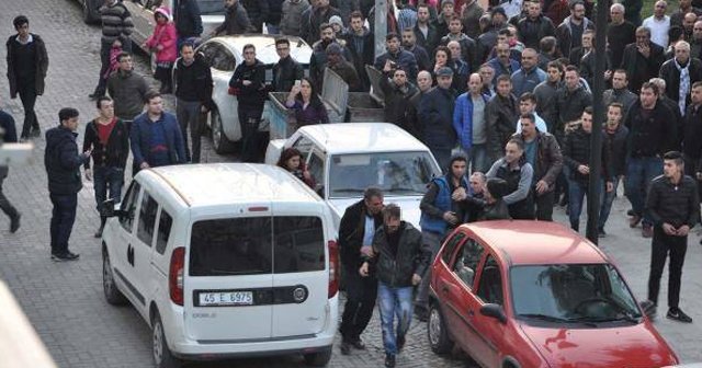 Manisa&#039;da çocuk tacizcisine meydan dayağı! Polis kurtardı