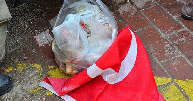 Manisa&#039;da Türk bayraklarının çöpe atılmasına tepki