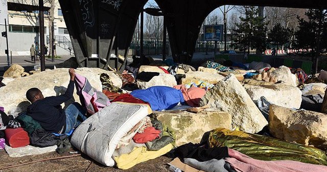 Paris&#039;te sığınmacılara karşı &#039;kayalı önlem&#039; tepkiye yol açtı