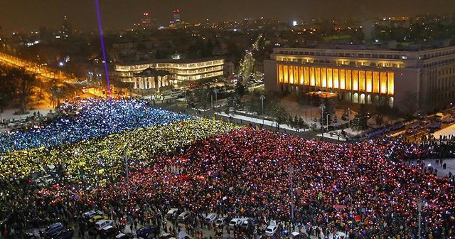 Romanya&#039;da on binlerce kişi hükümeti istifaya çağırdı