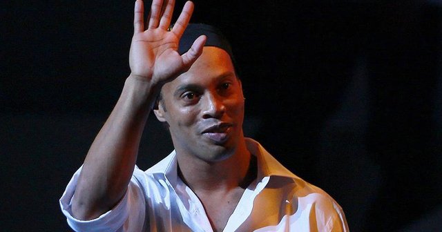 Ronaldinho Barcelona kulüp elçisi olarak atandı