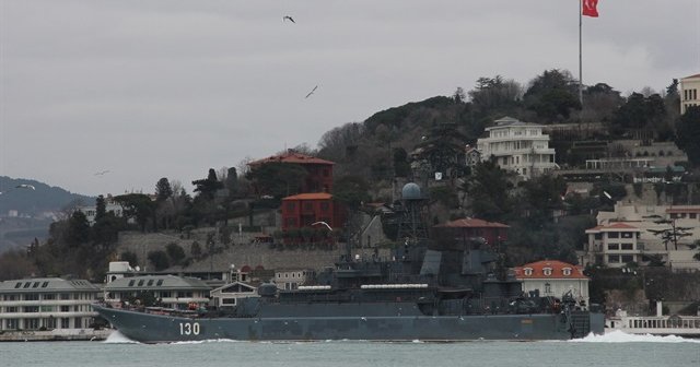 Rus savaş gemisi İstanbul Boğazı&#039;ndan geçti