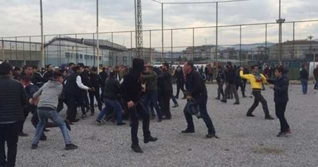 Taraftar taşla tesislere saldırdı: 2 polis yaralandı, 2 gözaltı var