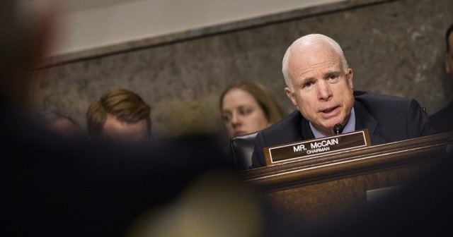 Trump'la McCain kavgaya tutuştu