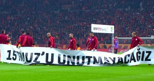 TT Arena&#039;da &#039;Helal olsun&#039; dedirten pankart