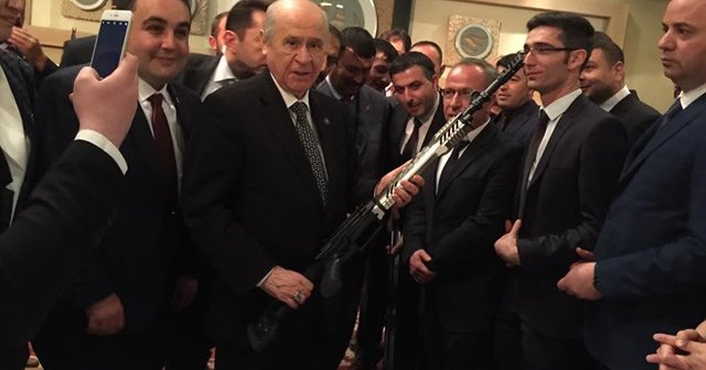 Tüfek hediye edilen Bahçeli: Şimdi El-Bab&#039;a gidebiliriz