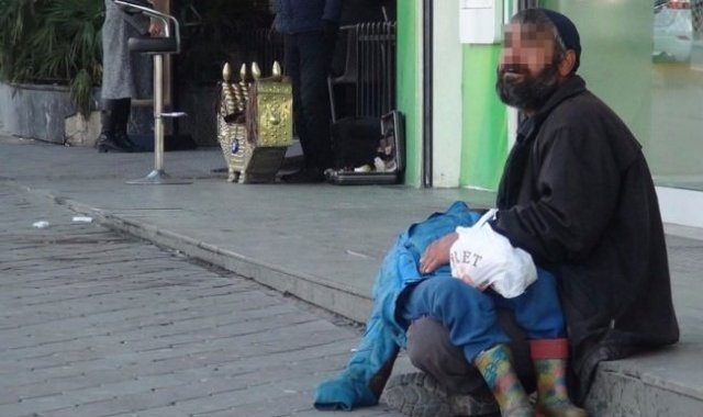 Vicdansız baba oğlunu bayıltarak dilendirdi